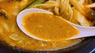麺華　味噌湯麺　スープ