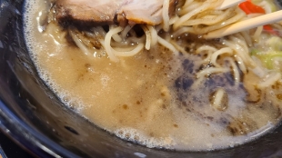 満月燕三条　豚骨ラーメン黒　スープ