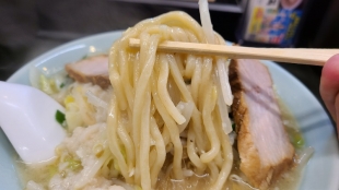 潤中山　背脂塩タンメン　麺
