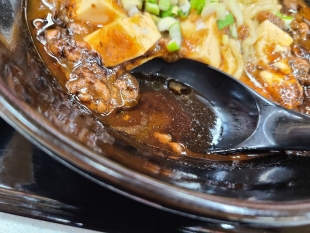 麻婆会館長岡店　黒麻婆麺　スープ
