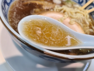 ラーメンハウスあおき春日山店　醤油ラーメン　スープ