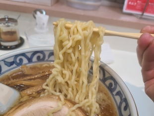 ラーメンハウスあおき春日山店　醤油ラーメン　麺