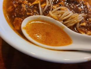 月徳飯店　麻婆麺　スープ