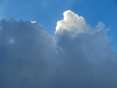 IMG_0562夏雲の下にグレーの雲南から北へ動きが早い６時２５分