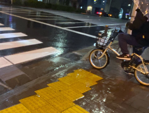 雨の日　横断歩道　傘差し運転　無灯火自転車
