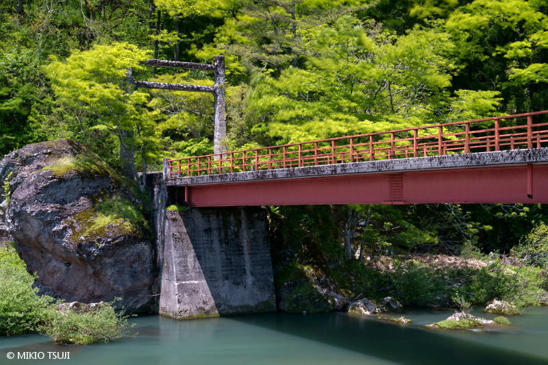 絶景探しの旅 - 絶景写真No.2050 大岩と夫婦橋 （石川県 白山市）